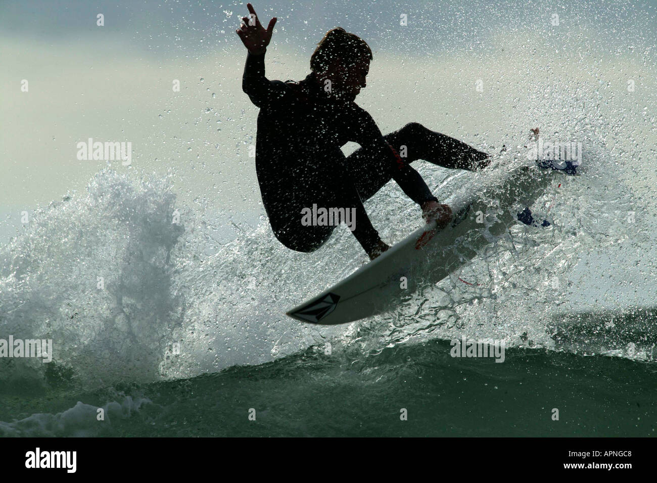 Action de surf sur la vague avec le jet à la vitesse, Cornwall Banque D'Images