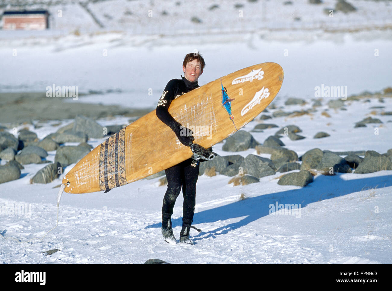 SHAUN WHITE ON BEACH WITH SURFBOARD IN SNOW, NORVÈGE Banque D'Images