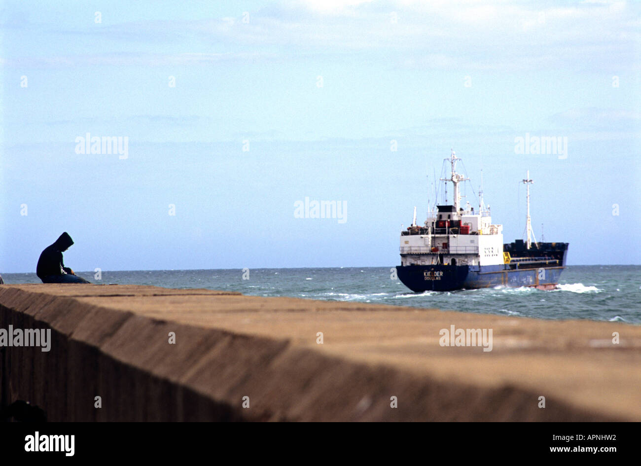 Les jeunes assis sur le quai massif Shoreham by Sea Sussex UK Grande-bretagne British Isles Banque D'Images