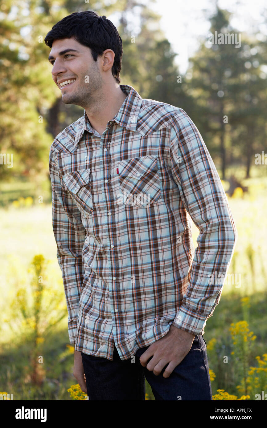 Jeune homme en chemise à carreaux Photo Stock - Alamy