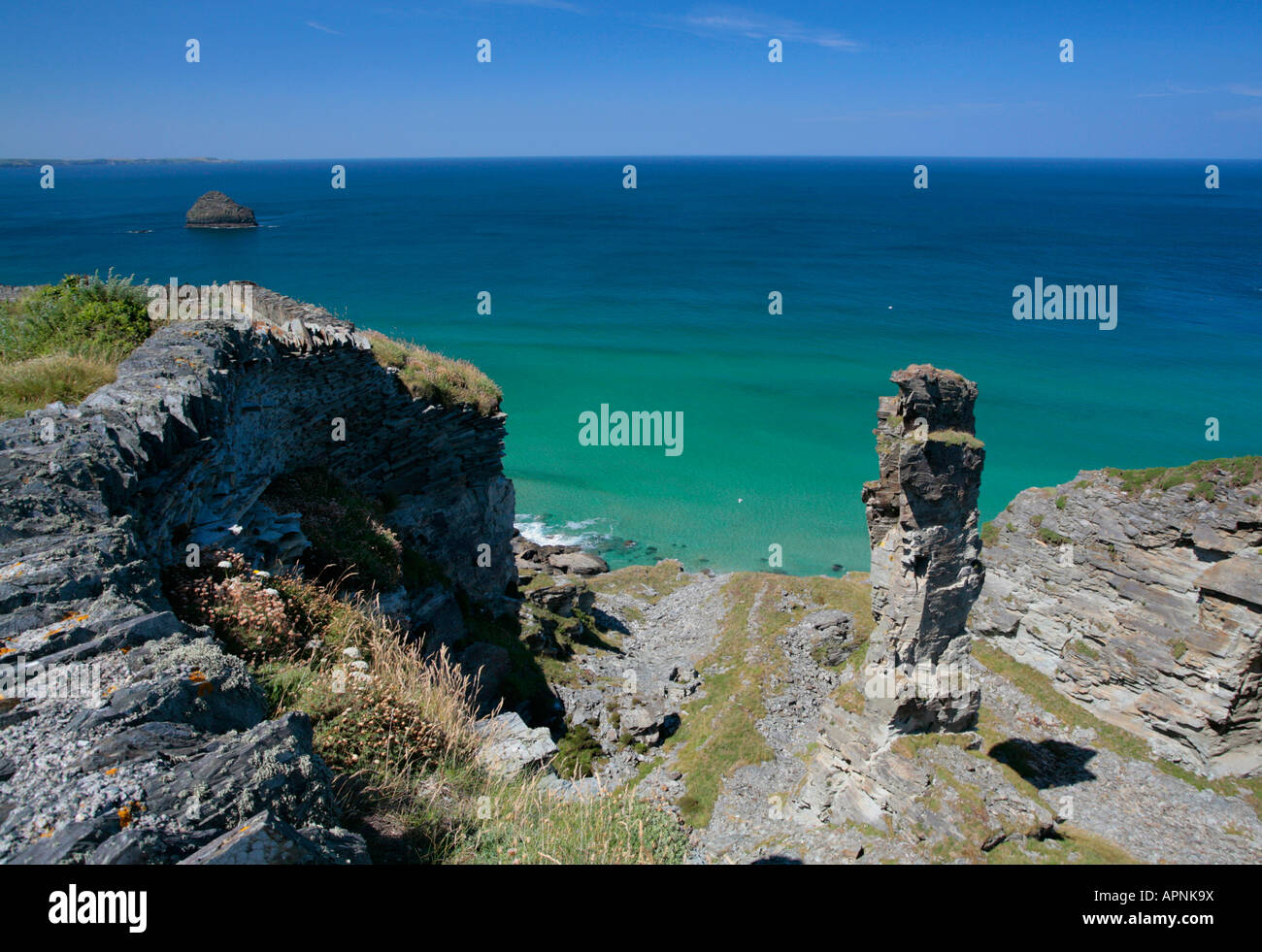 Pile de roche au Nord de la côte de Cornwall, Trebarwith Banque D'Images