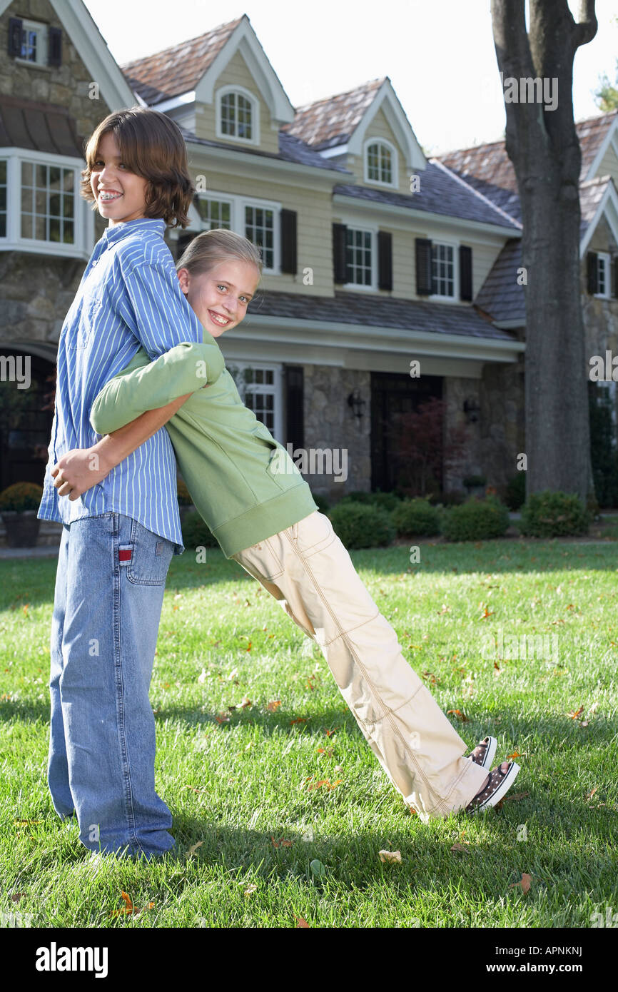 Soeur et frère debout dos à dos, les bras liés, Chatham, New Jersey, USA Banque D'Images