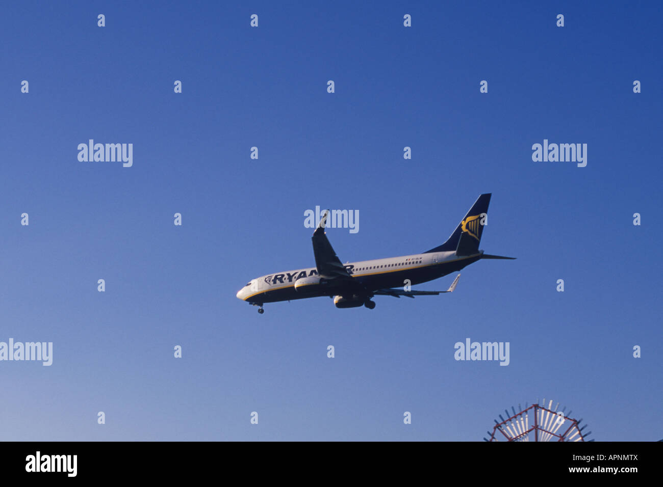 Avions Ryanair Boeing 737 comme l'ASSURANCE-EMPLOI 8 Reg DCH en approche finale de l'aéroport de Palma de Majorque Îles Baléares Espagne Banque D'Images