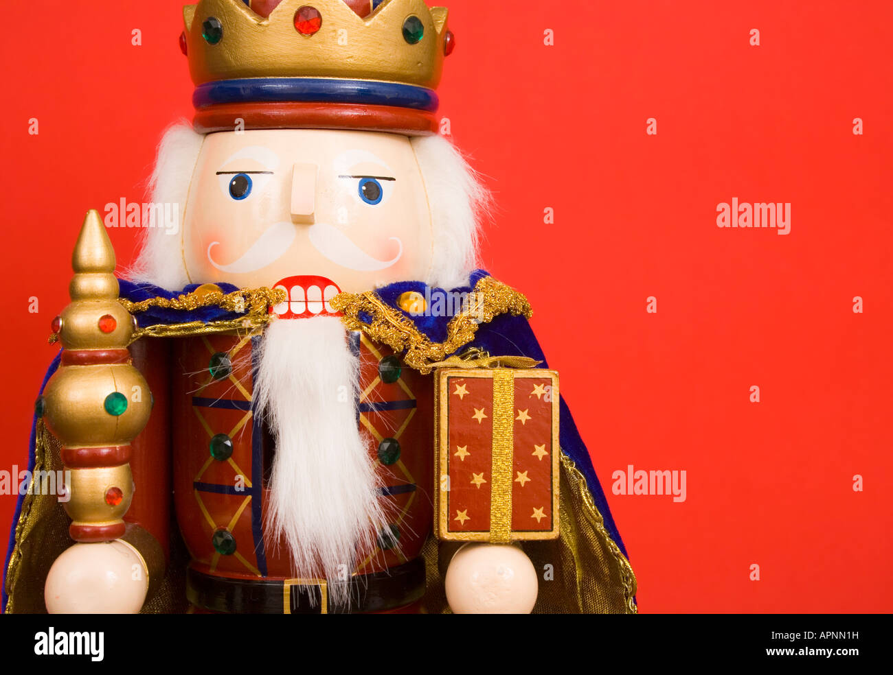 Un casse-noix de Noël traditionnel rouge isolé sur l'ornement Banque D'Images