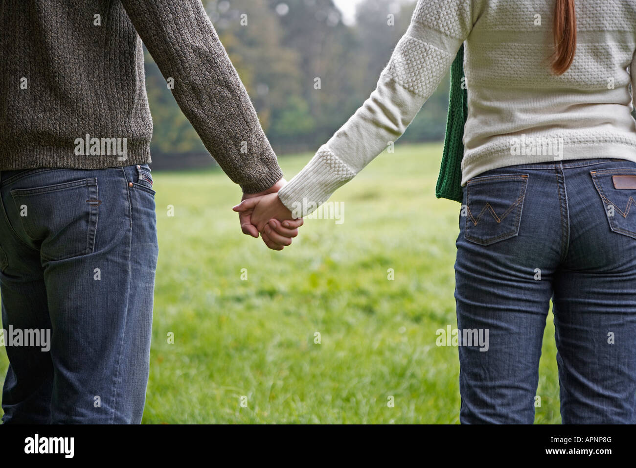 Young Couple Holding Hands Banque D'Images