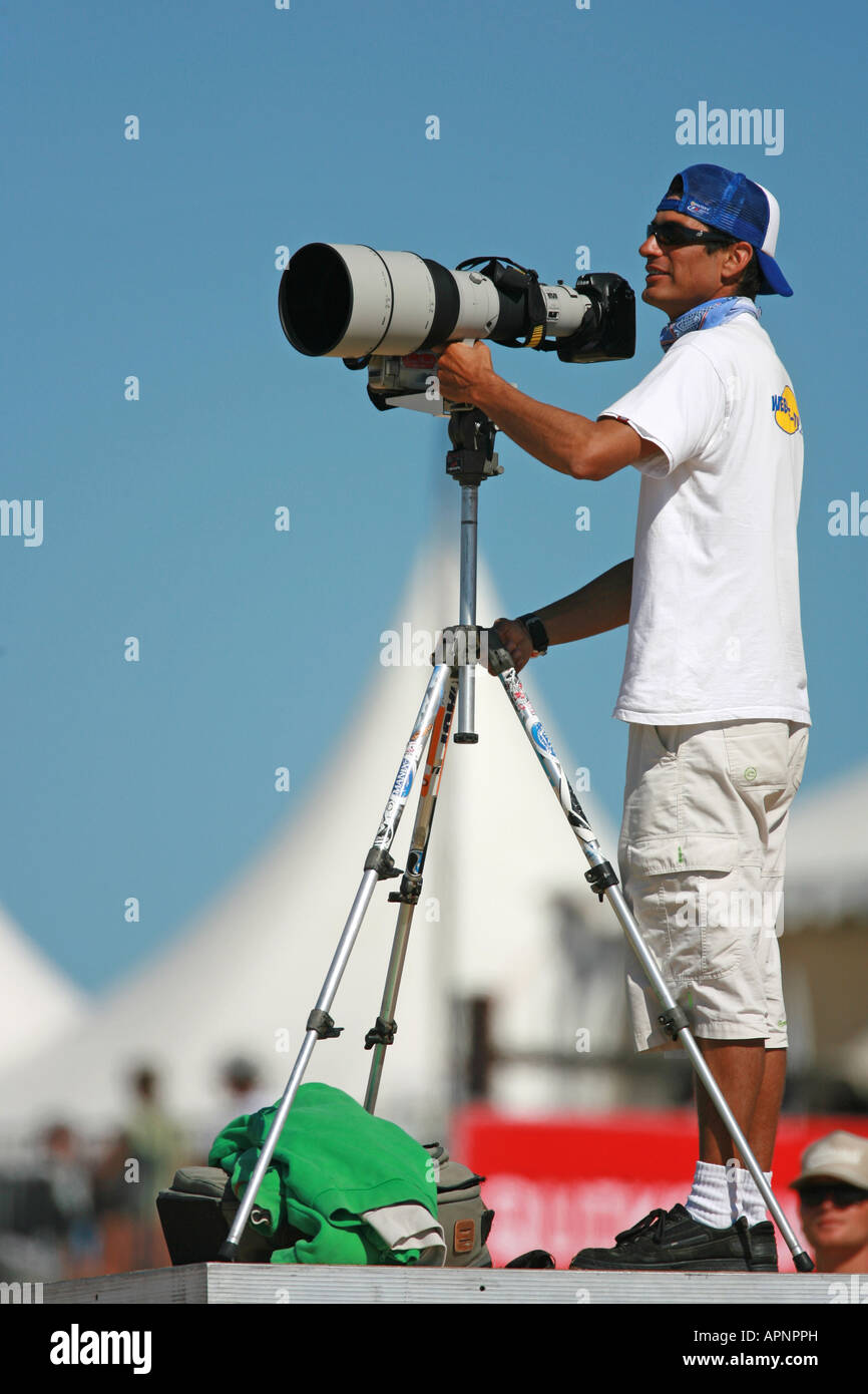 Un photographe à l'aide d'un super téléobjectif. Banque D'Images