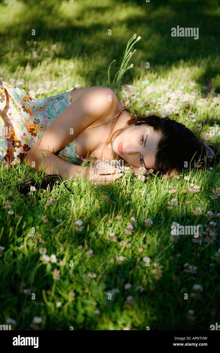 Young woman lying on grass Banque D'Images