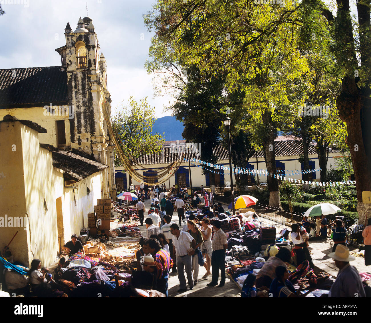 Un certain nombre de personnes au marché artisanal en plein air à côté d'un arbre typique bordée Plaza et à côté de l'église de Santo Domingo à Cristobal de las Casas Banque D'Images