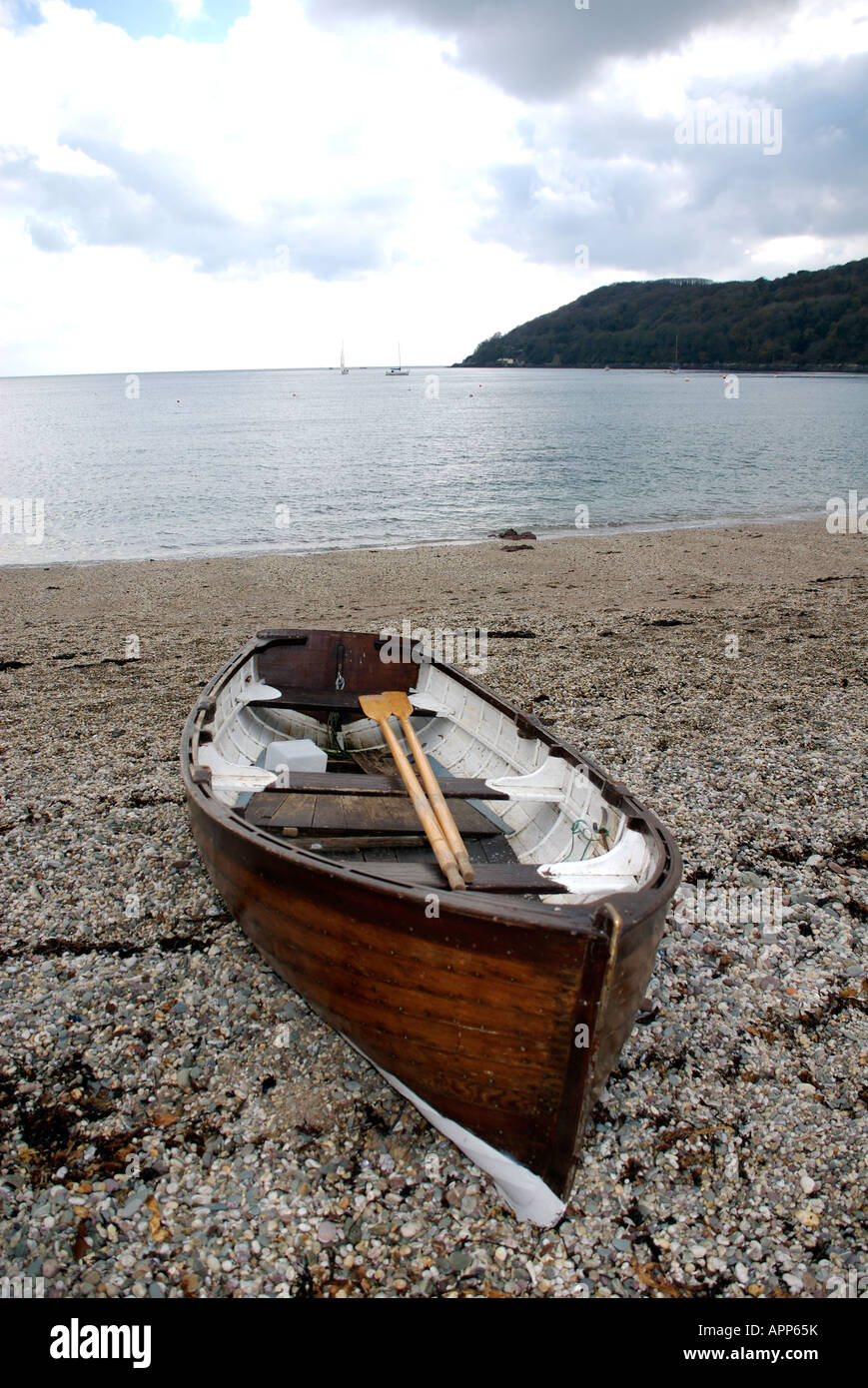 Bateau à rames en bois sur la plage de galets Banque D'Images