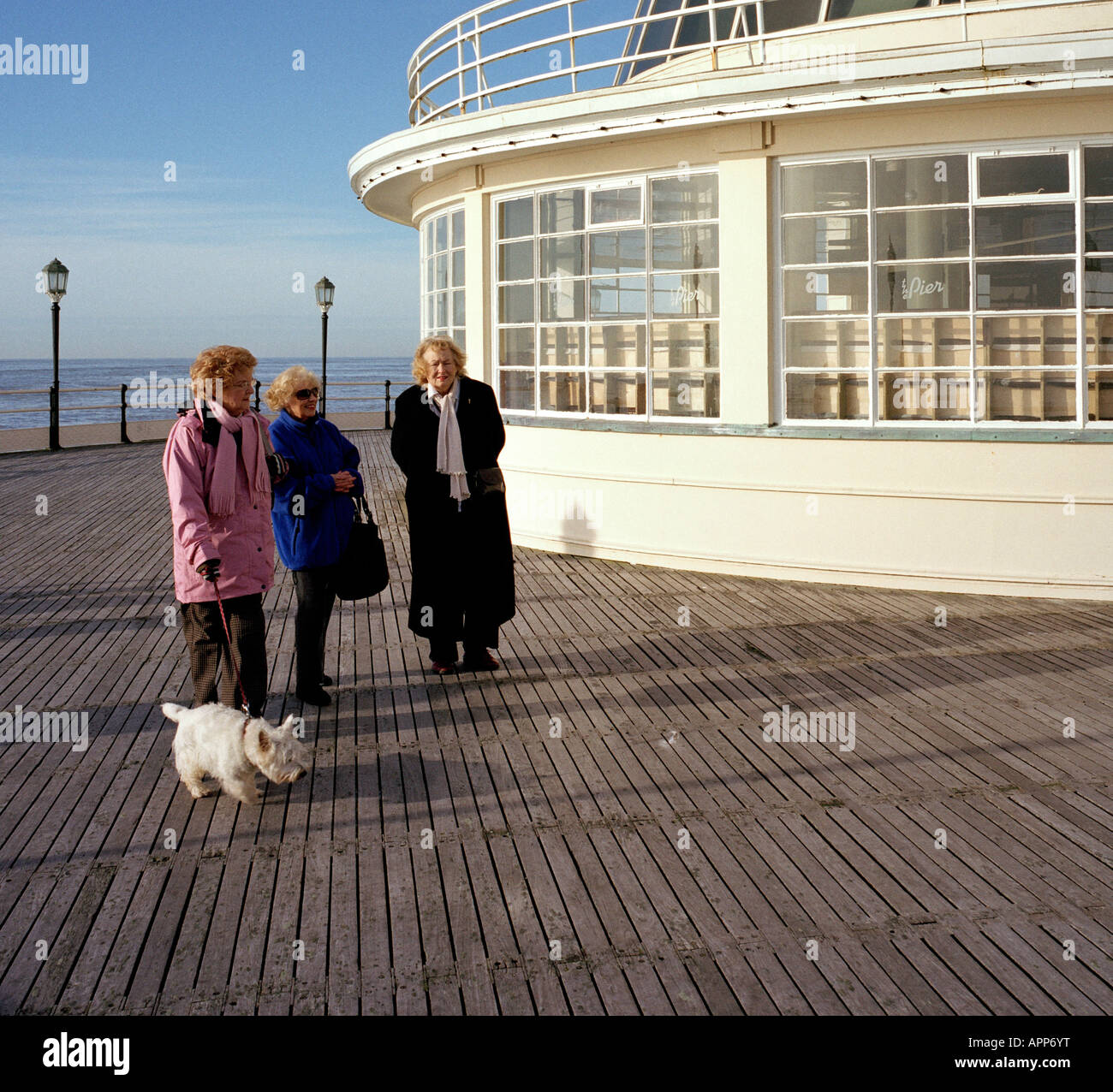 Trois femmes âgées se promener le long de la jetée de worthing West Sussex England UK Banque D'Images