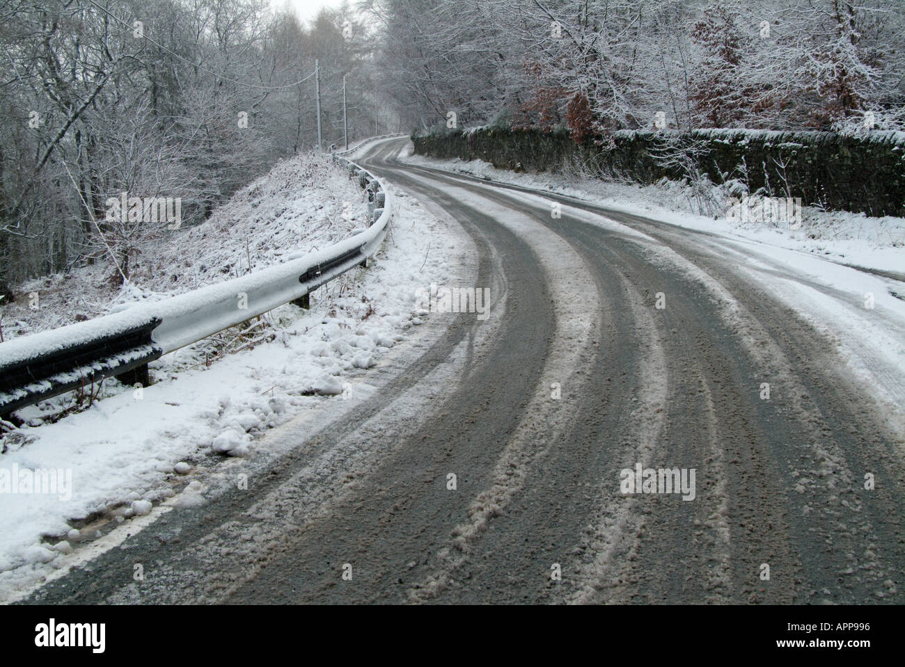Les routes couvertes de neige en hiver Derbyshire Peak District park England UK GB EU Europe Banque D'Images
