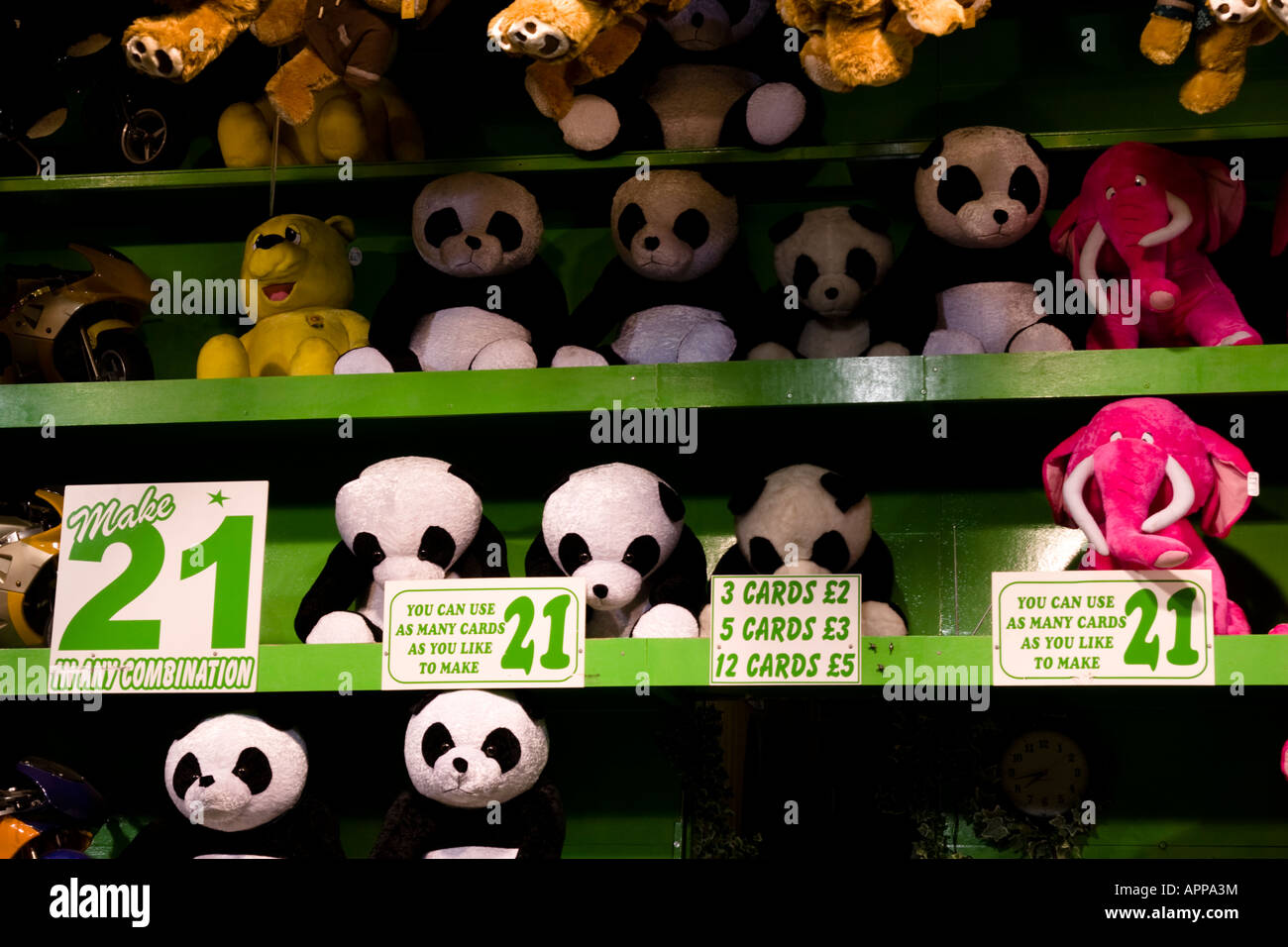 Les jouets mous comme prix sur le côté forain SHow Banque D'Images