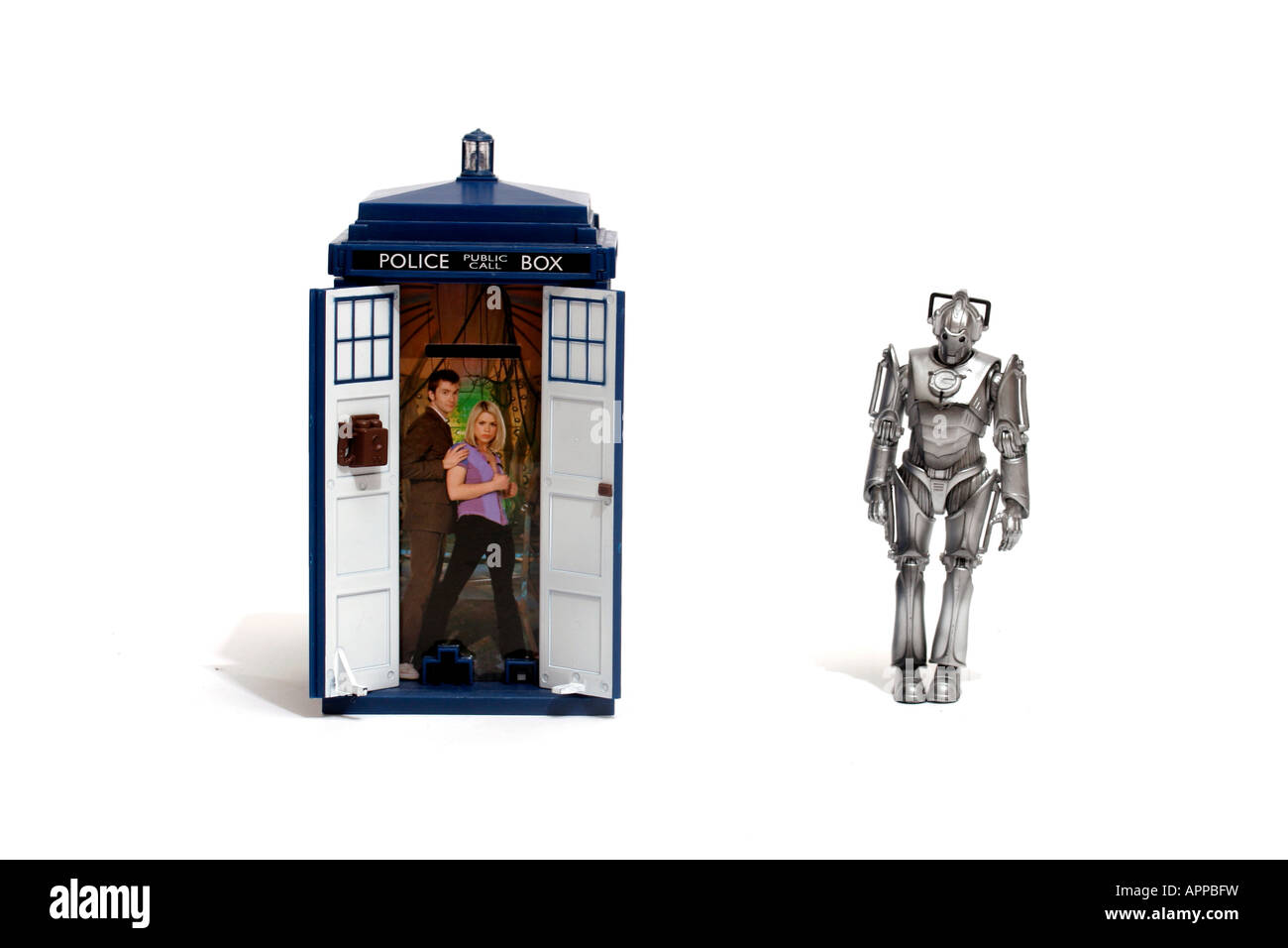 Un Tardis, et l'un Cyberman. Le Tardis et cybermen sont synonymes de la série  TV de la BBC qui « docteur'. Temps et dimensions relatives dans l'espace,  le Tardis est le temps