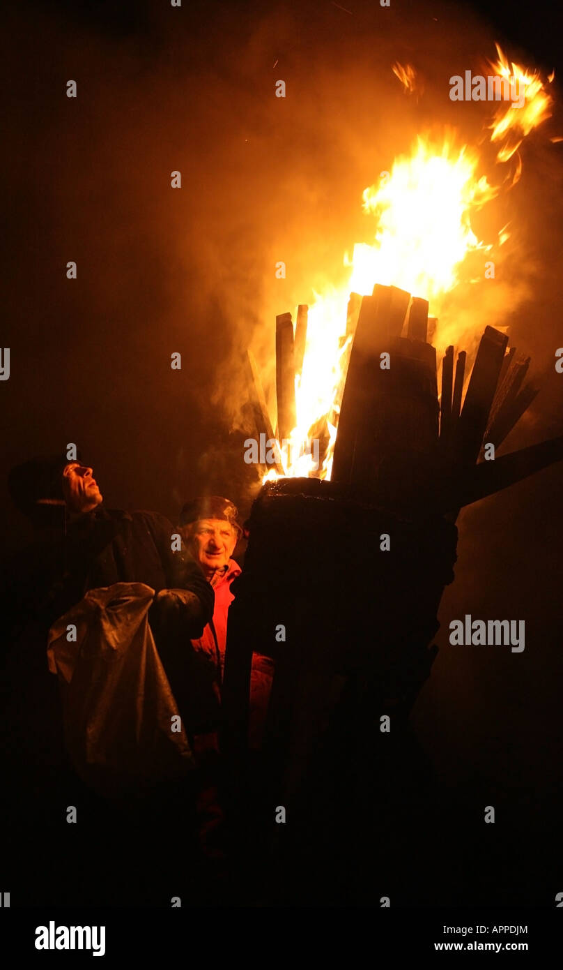 L'incendie du clavie cérémonie à Burghead, Écosse, Royaume-Uni, le 11 janvier, qui célèbre l'original Hogmanay (Nouvel an) Banque D'Images