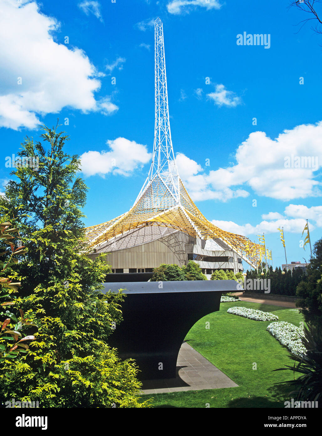 Pic n'est plus à jour l'emblème de la flèche en treillis d'acier et d'aluminium au cours de la plus grande des trois salles de la Victorian Arts Centre Melbourne Victoria Banque D'Images