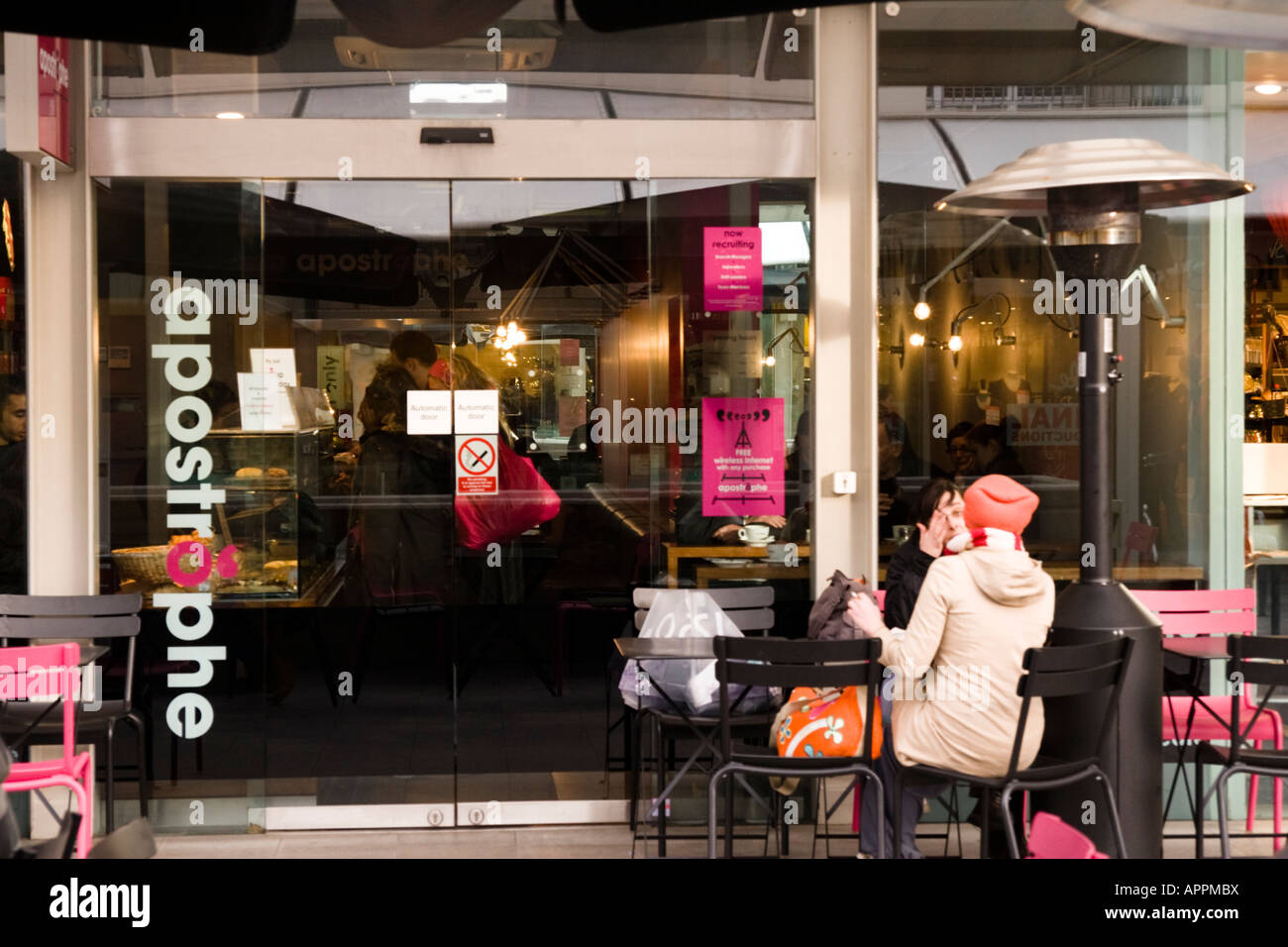 Shopper partager un verre à l'extérieur de l'apostrophe café bar Brunswick Centre London Banque D'Images