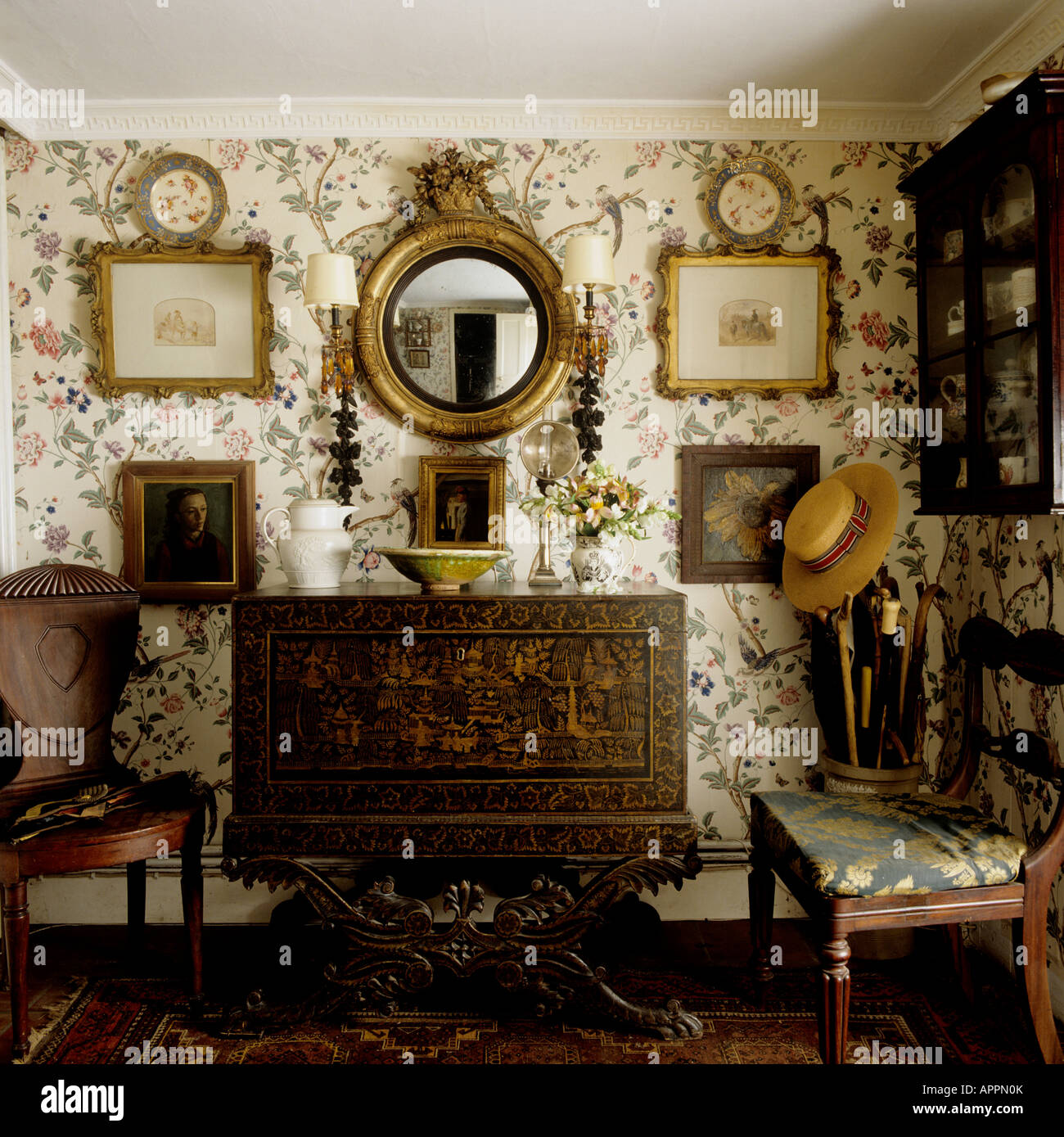Au-dessus de miroir doré armoire antique en anglais gîte meublé dans un style  Victorien Photo Stock - Alamy