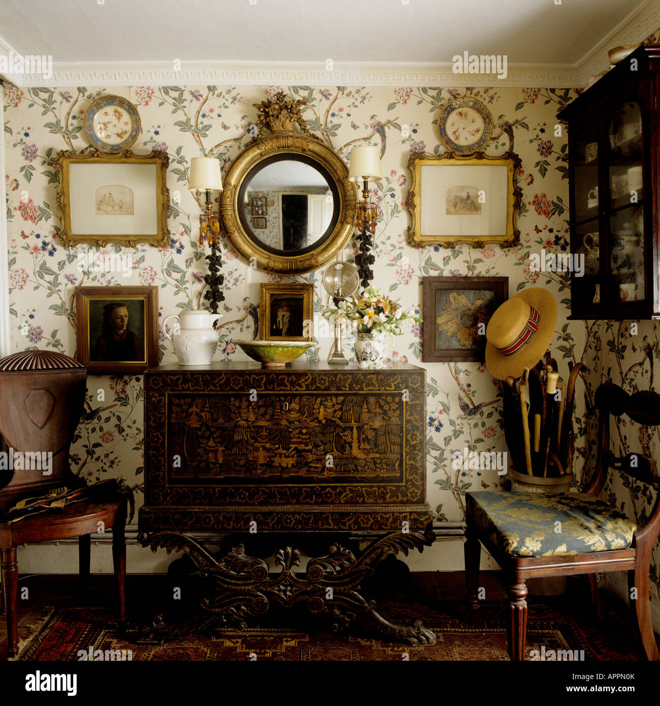 Au-dessus de miroir doré armoire antique en anglais gîte meublé dans un style Victorien Banque D'Images