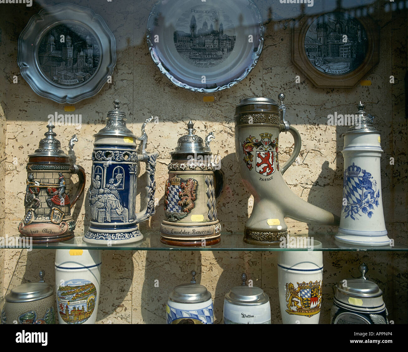 Un affichage de Steins et assiettes peintes dans une vitrine à Passau Banque D'Images