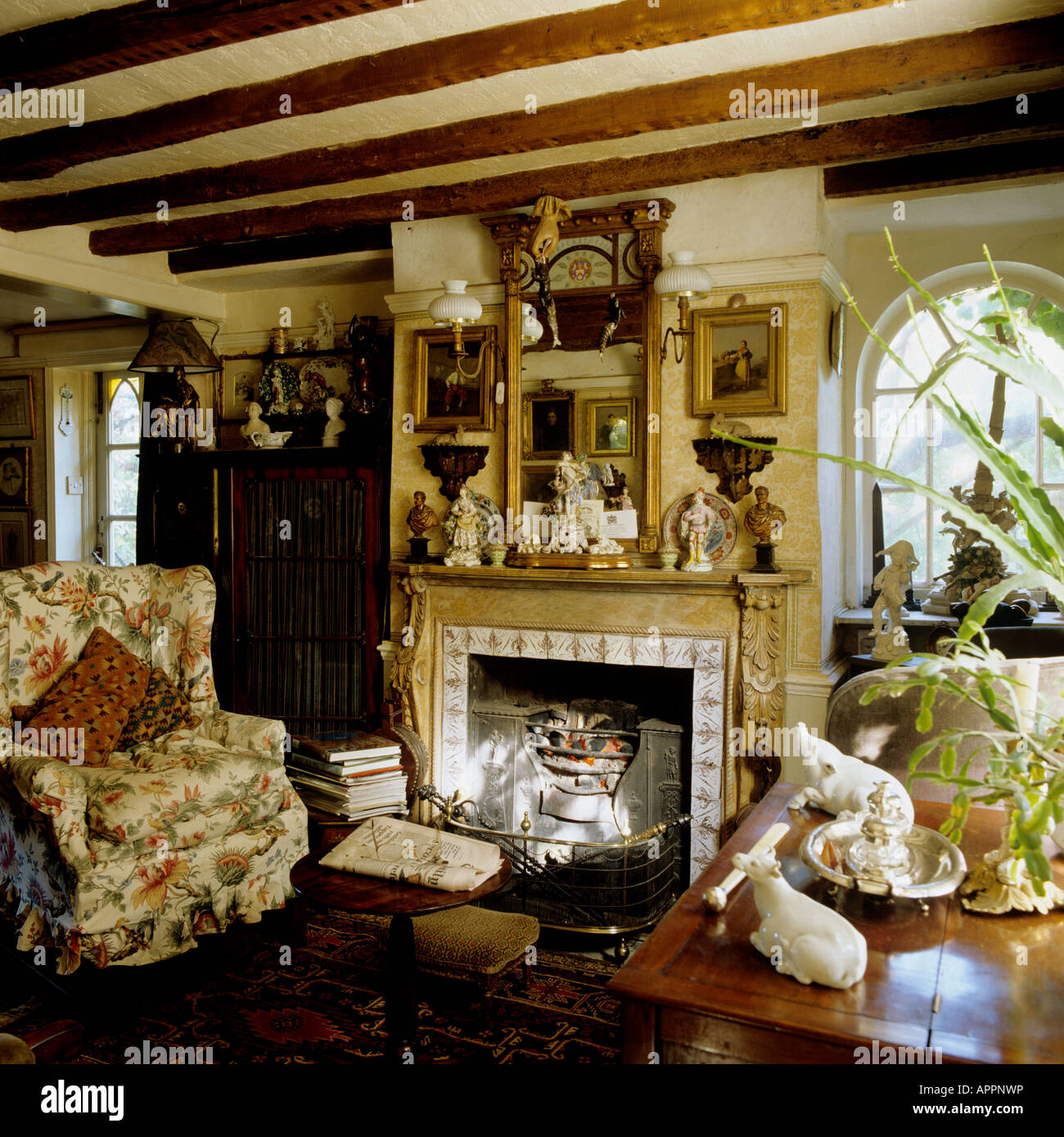 Cottage salon avec plafond à poutres apparentes meublée dans un style victorien traditionnel Banque D'Images