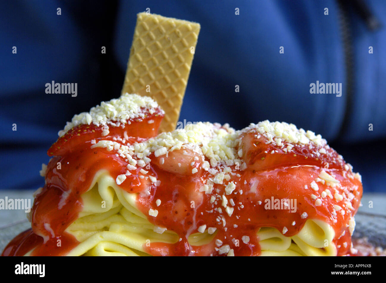 Spagghetti icecream glace eis allemagne german deustchland deustch europe european traiter dessert manger glacier glacier red Banque D'Images