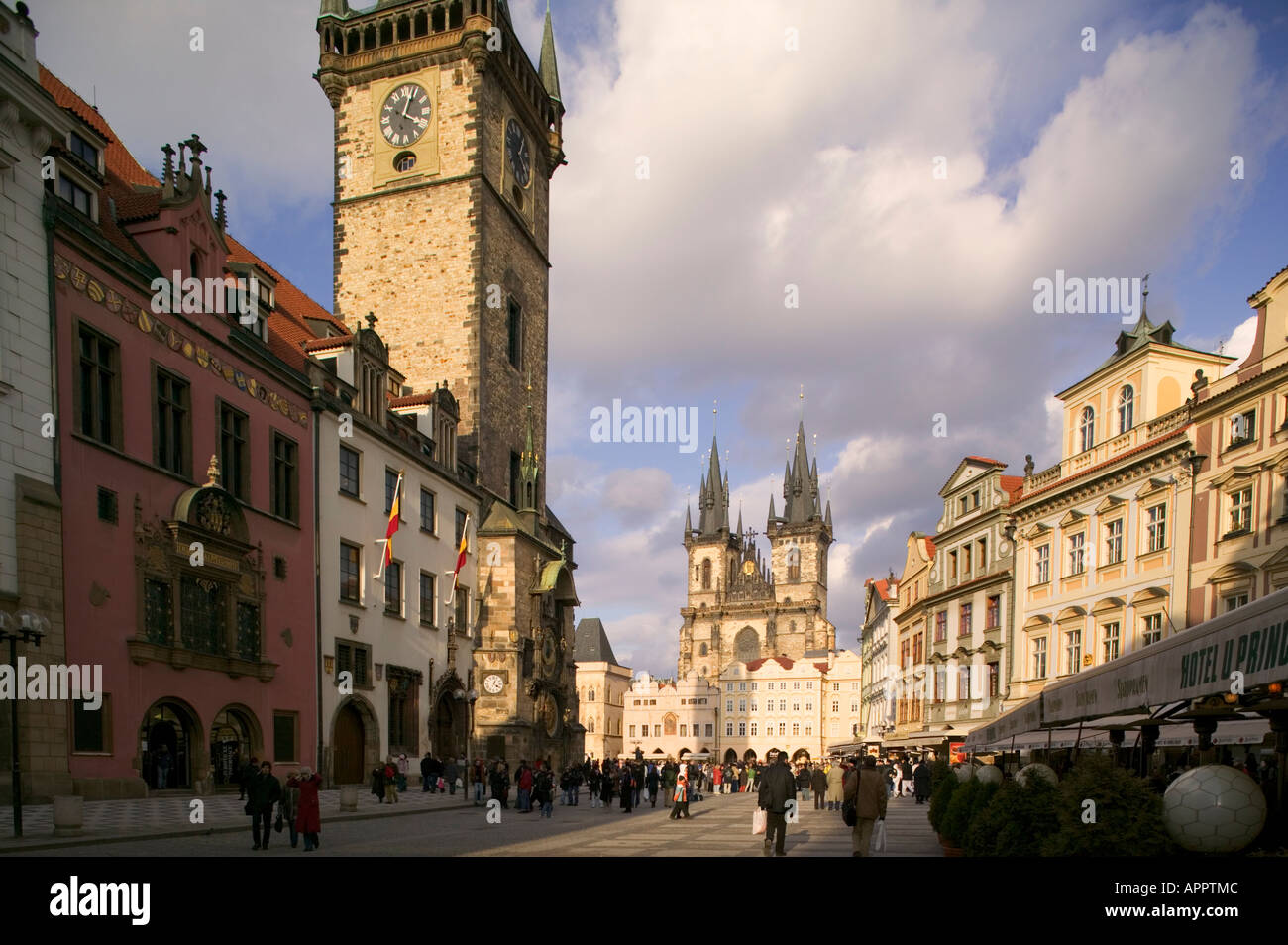 L'horloge astronomique et l'église de Tyn Old Town Square Prague République Tchèque Banque D'Images