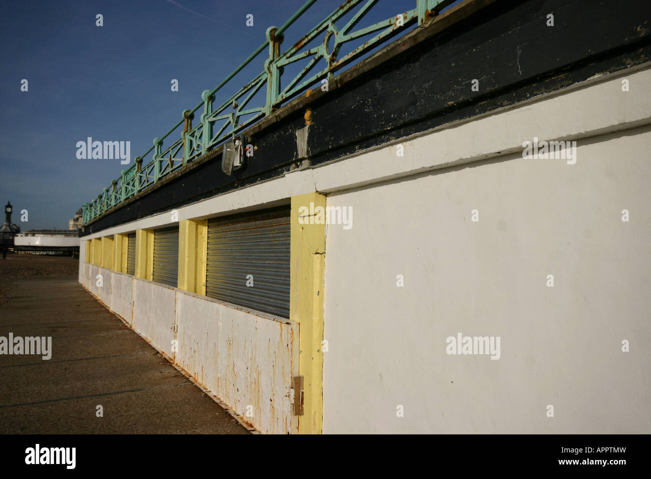 Mer fermée/boutiques sur la plage de Brighton en hiver Banque D'Images