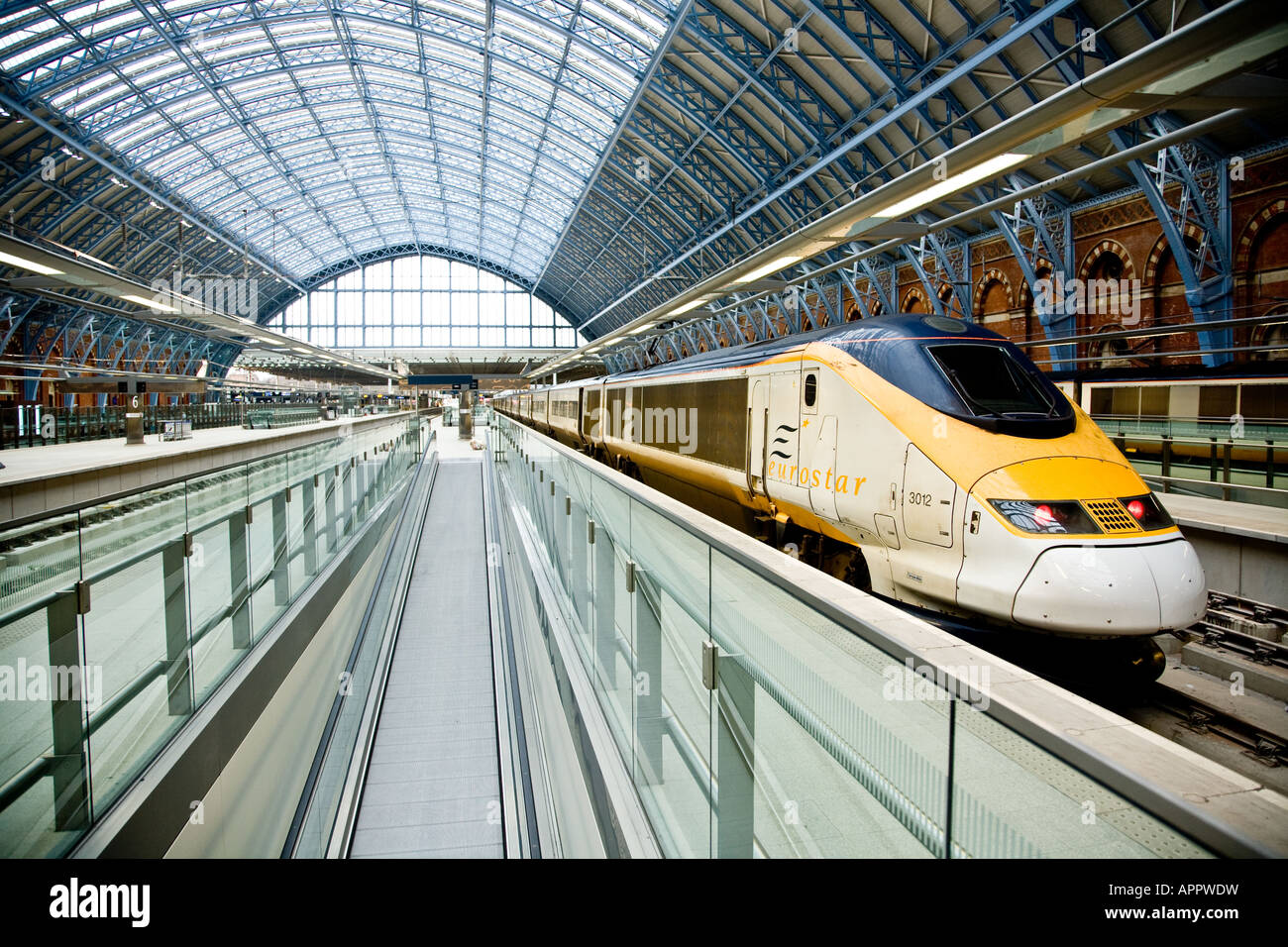 Train Eurostar en attente dans la Station au nouveau St Pancras, London Banque D'Images