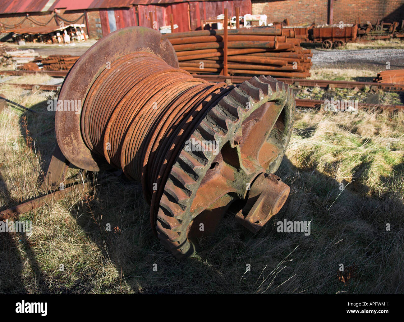 Rusty abandonnés à l'engrenage de treuillage Big Pit national coal museum situé dans la région de Samatan au Pays de Galles. Banque D'Images