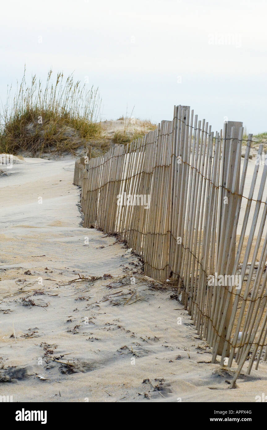 Une clôture du vent sur les dunes de sable dans les Outer Banks NC Banque D'Images