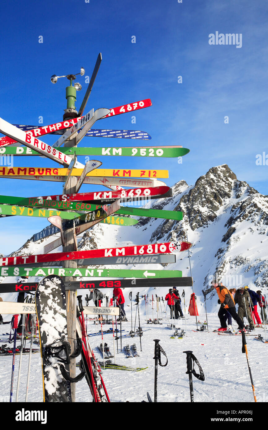 Les panneaux fabriqués à partir de skis à top station Silvretta Arena Samnaun Ischgl en Autriche Europe Banque D'Images