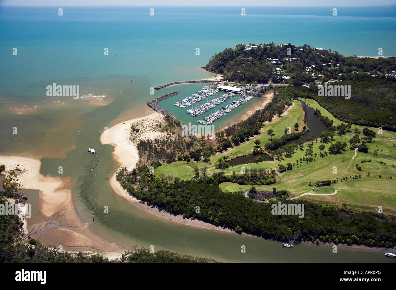 Golf et Half Moon Bay Marina Yorkeys Knob Cairns North Queensland Australie aerial Banque D'Images
