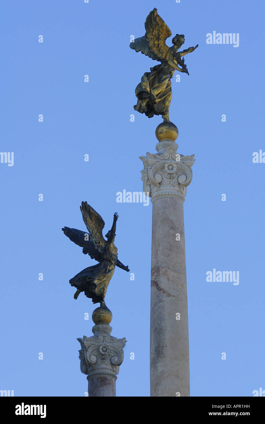 Des colonnes avec des anges dans le Vittoriano à Rome en Italie Banque D'Images