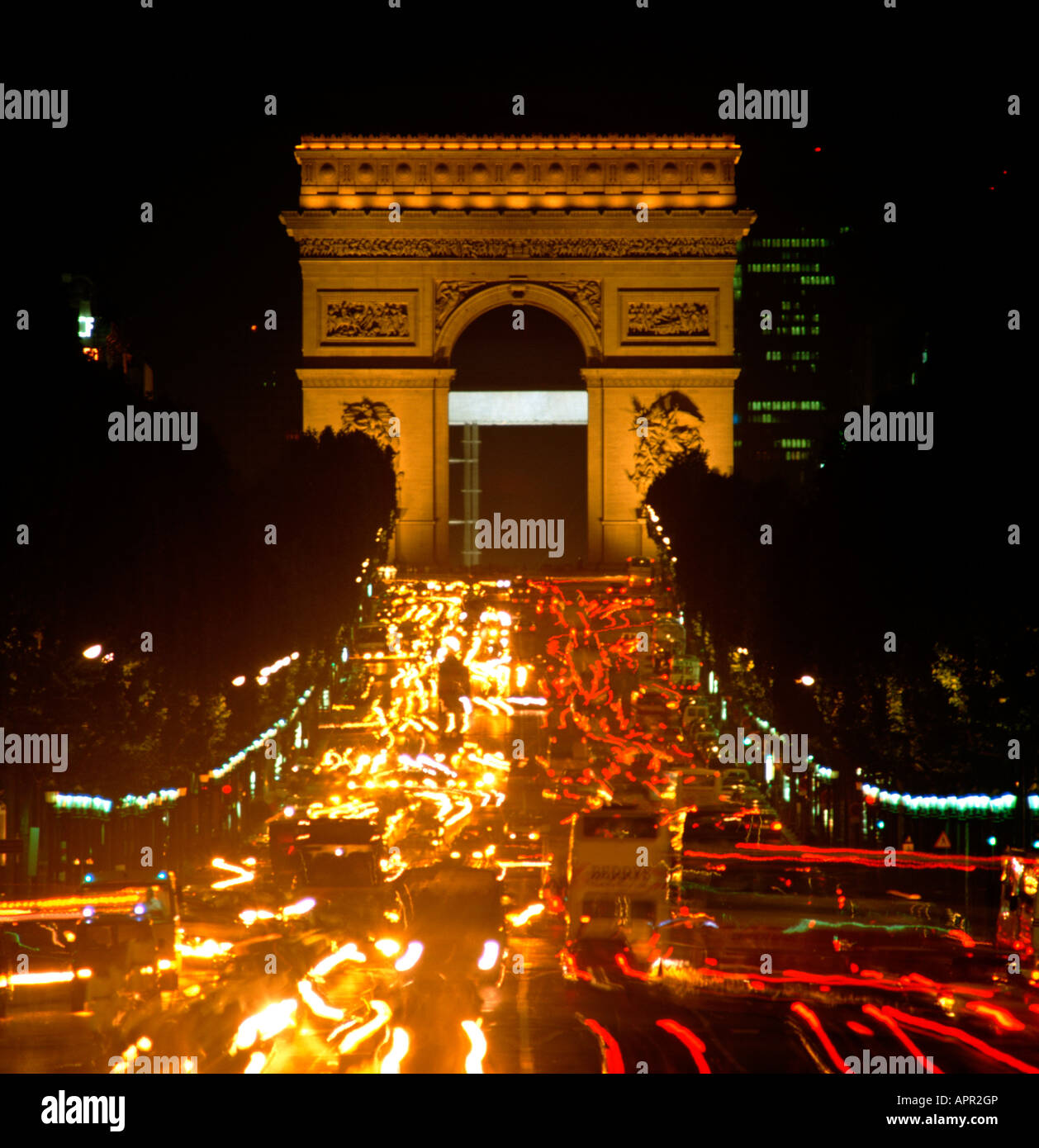 EU FR France Ile de France Paris 8 ème arrondissement de la célèbre Avenue des Champs Elysées et l'Arc de Triomphe de nuit Banque D'Images EU FR France Ile de France Paris 8 ème arrondissement de la célèbre Avenue des Champs Elysées et l'Arc de Triomphe de nuit Banque D'Images