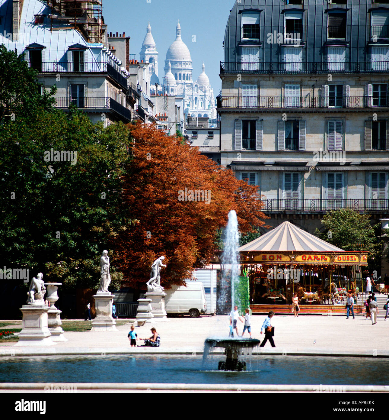 EU FR France Ile de France Paris 1 ème arrondissement Le Jardin des Tuileries et le Sacré Cœur, dans le milieu d'arrière-plan Banque D'Images EU FR France Ile de France Paris 1 ème arrondissement Le Jardin des Tuileries et le Sacré Cœur, dans le milieu d'arrière-plan Banque D'Images