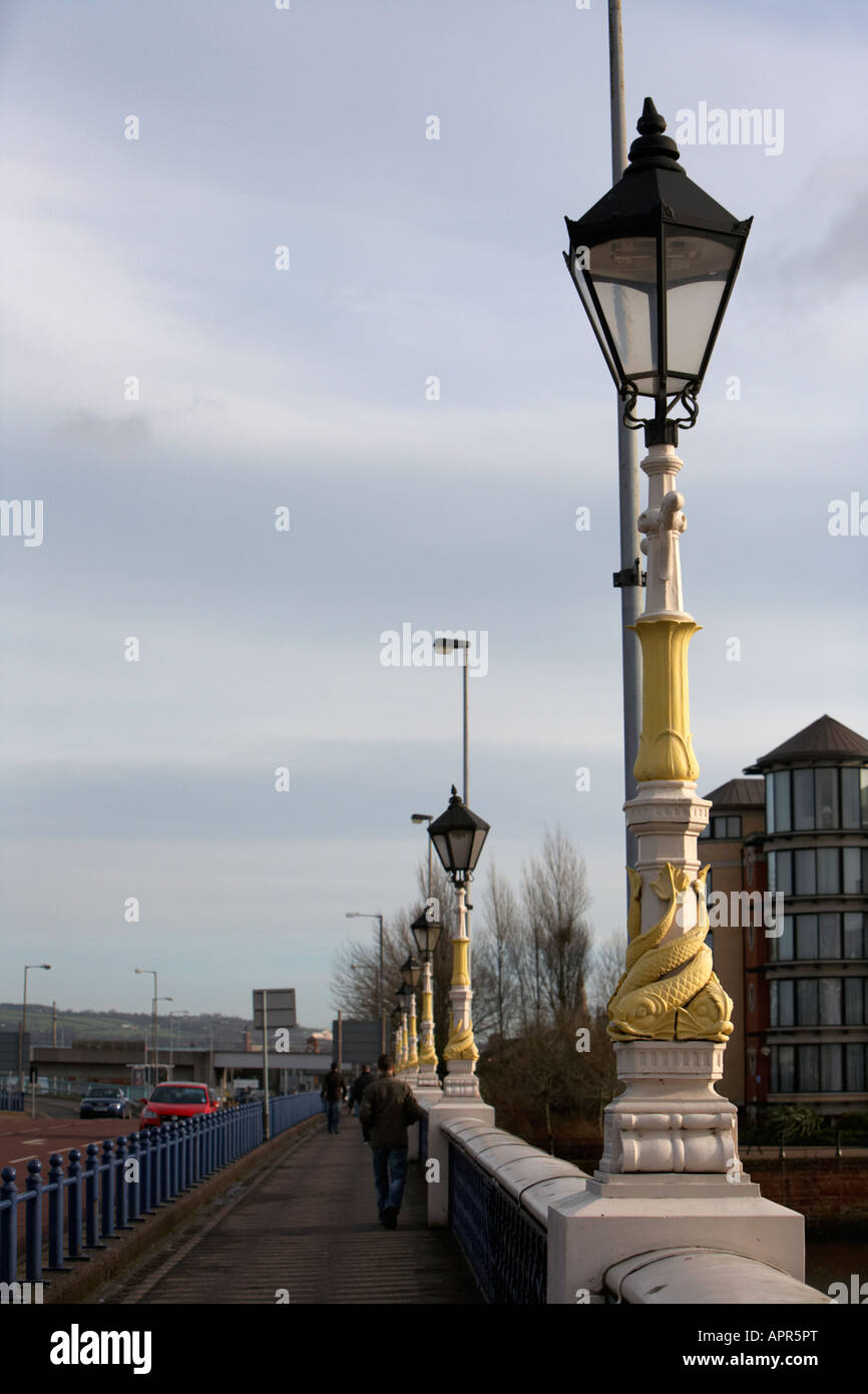 Style ancien en fer forgé victorien street lights sur queens bridge Belfast Irlande du Nord UK Banque D'Images