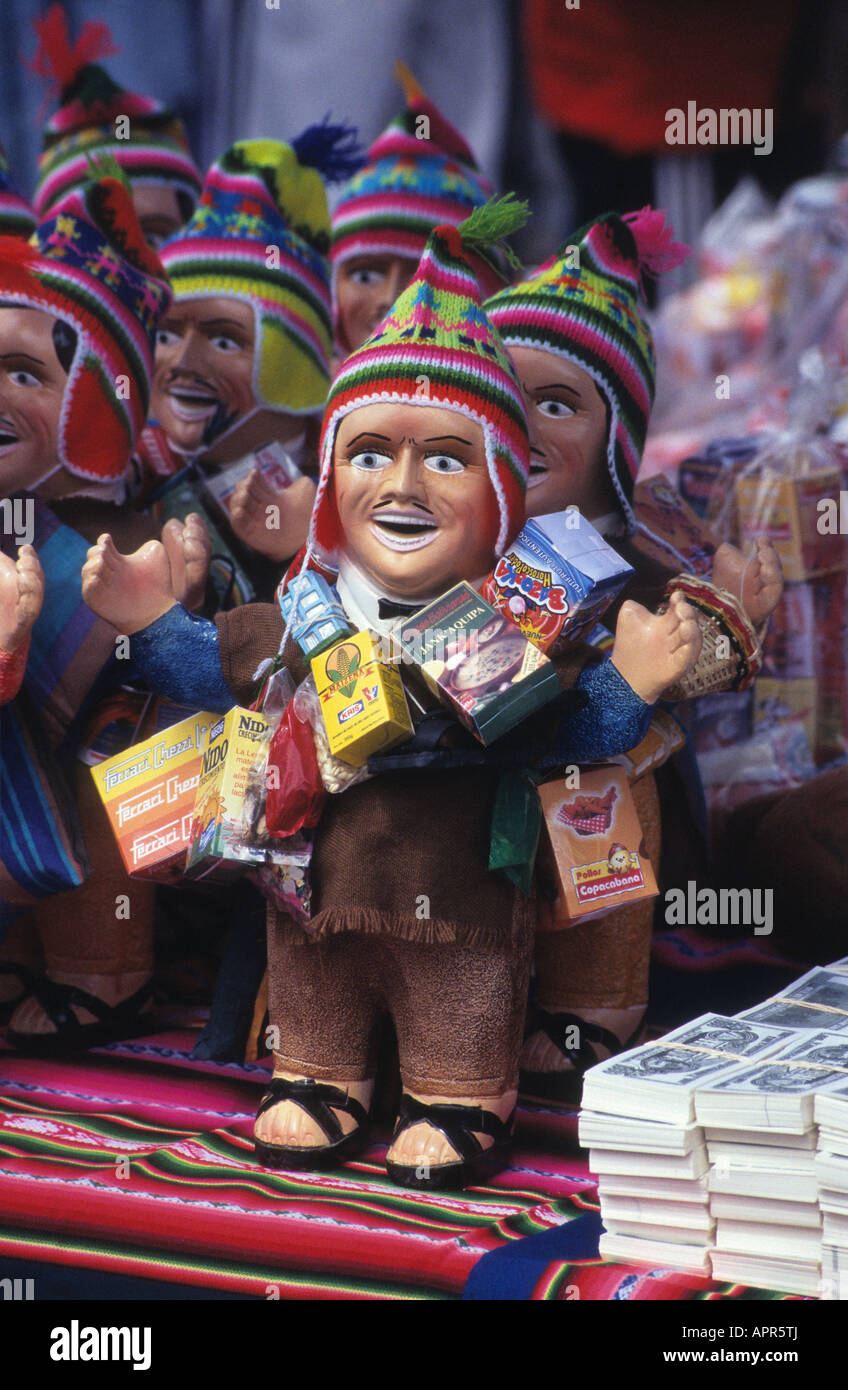 Candela and Chocolate Aymara (symbole de richesse et bonne chance ) de stalle, festival Alasitas, La Paz, Bolivie Banque D'Images