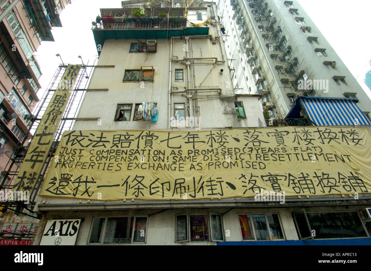 Une manifestation d'un vieux pend Hong Kong tenement immeuble qui est menacée de démolition 2005 Banque D'Images