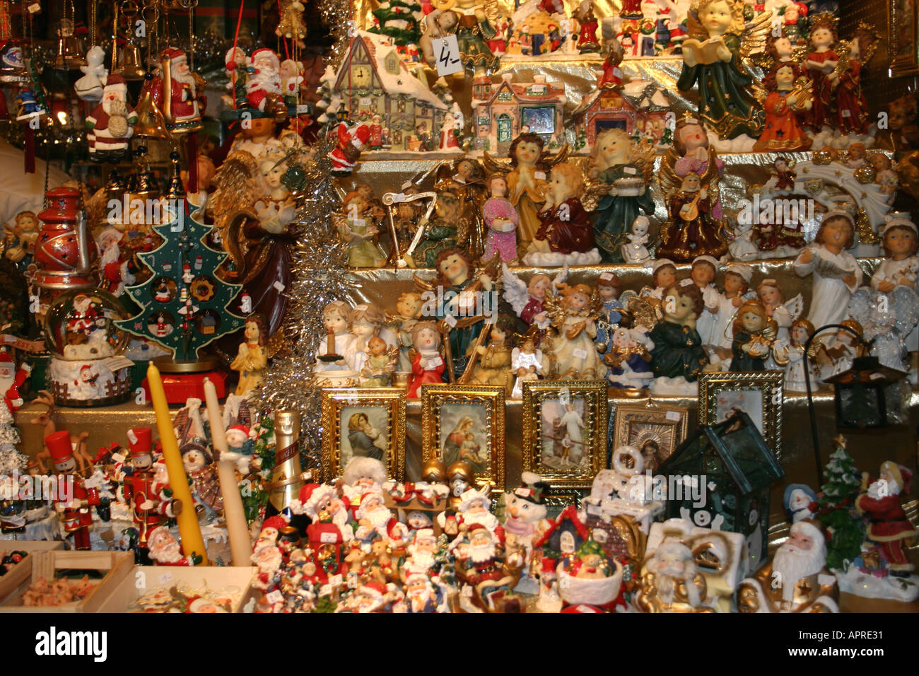 Décoration colorée à l'échoppe de marché de Noël Munich Marienplatz Muenchen Allemagne Bavière Christkindlmarkt Banque D'Images