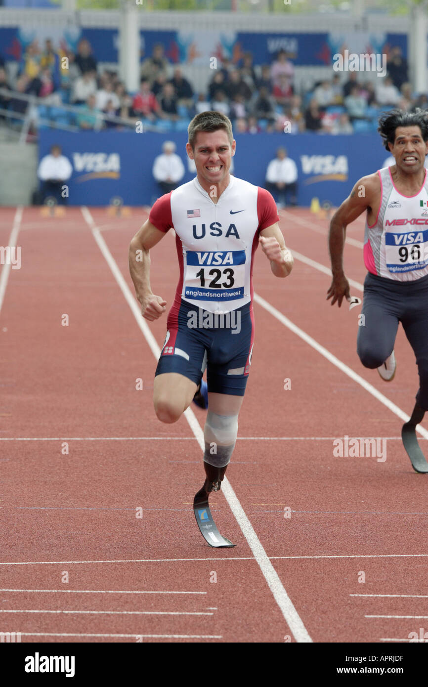 Danny ANDREWS USA courses à la ligne d'arrivée dans les hommes s T44 100m sprint Banque D'Images