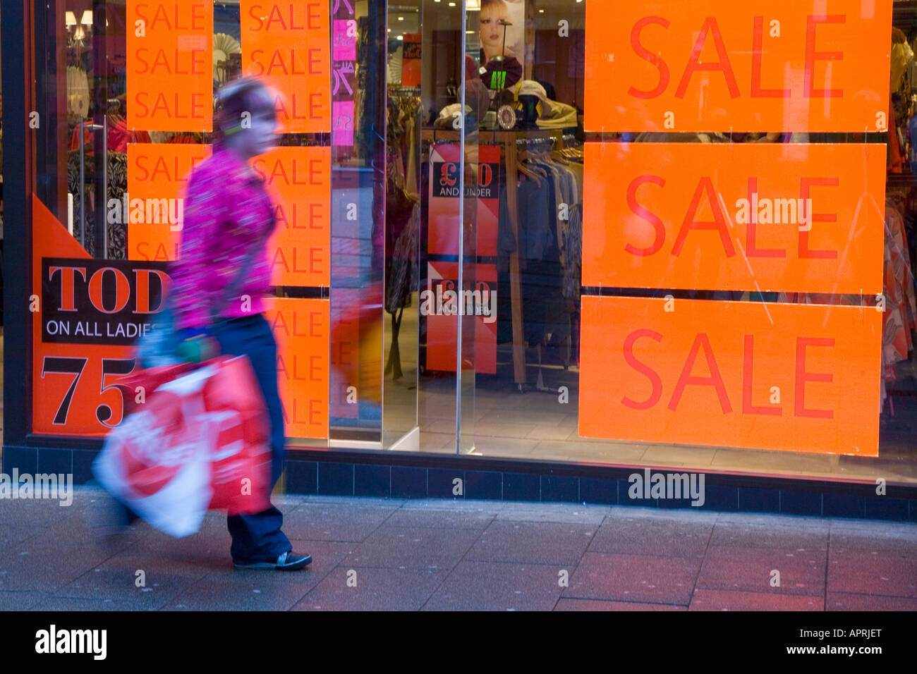 Jodi Anne (MR) avec des baisses de prix, les magasins de détail, Shoppers, sacs de magasinage et de vente bonnes affaires, femme des dépenses dans les ventes de janvier, Dundee, Ecosse, Royaume-Uni Banque D'Images