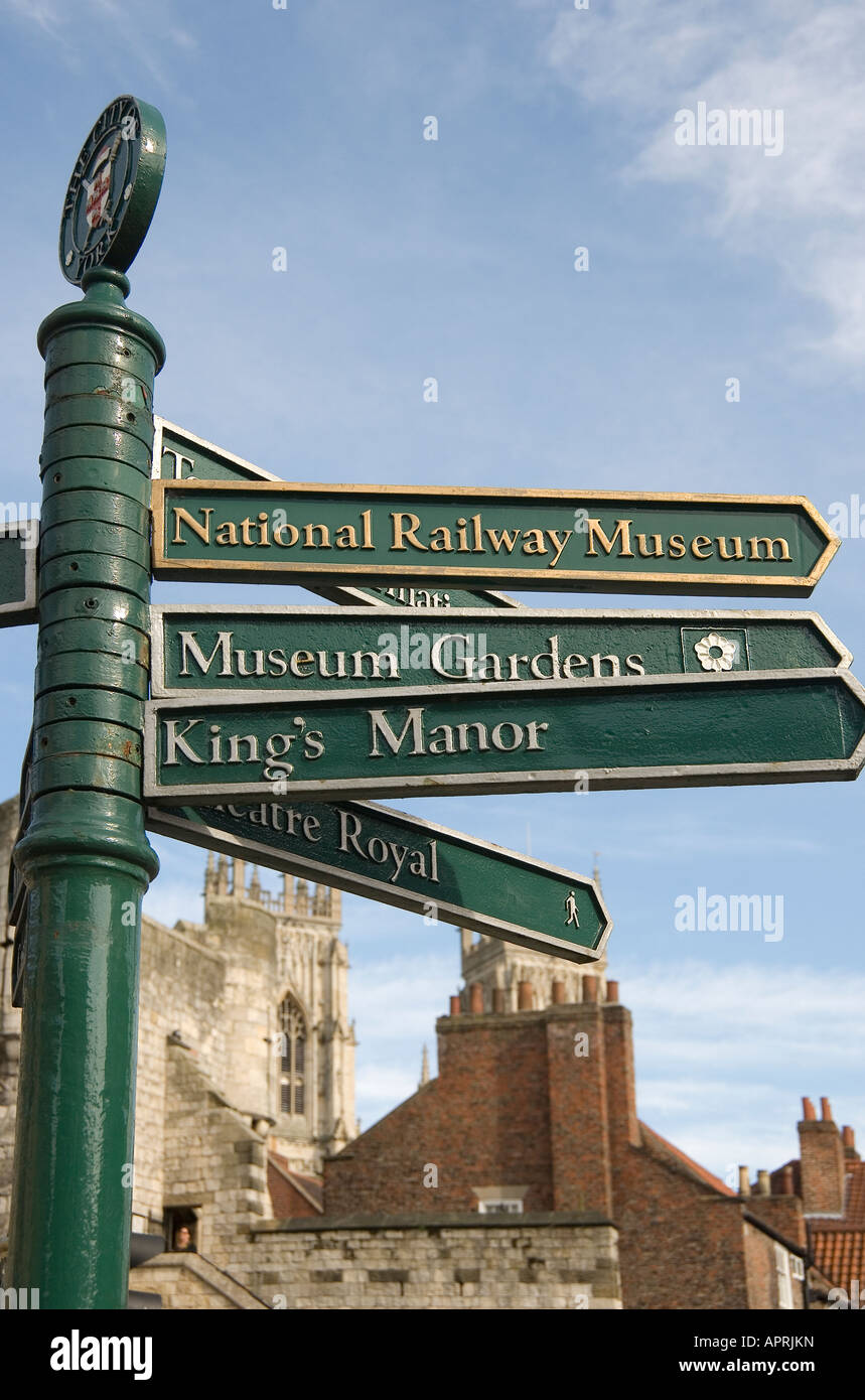 Panneaux d'information touristique à proximité de Exhibition Square York North Yorkshire Angleterre Royaume-Uni GB Grande-Bretagne Banque D'Images