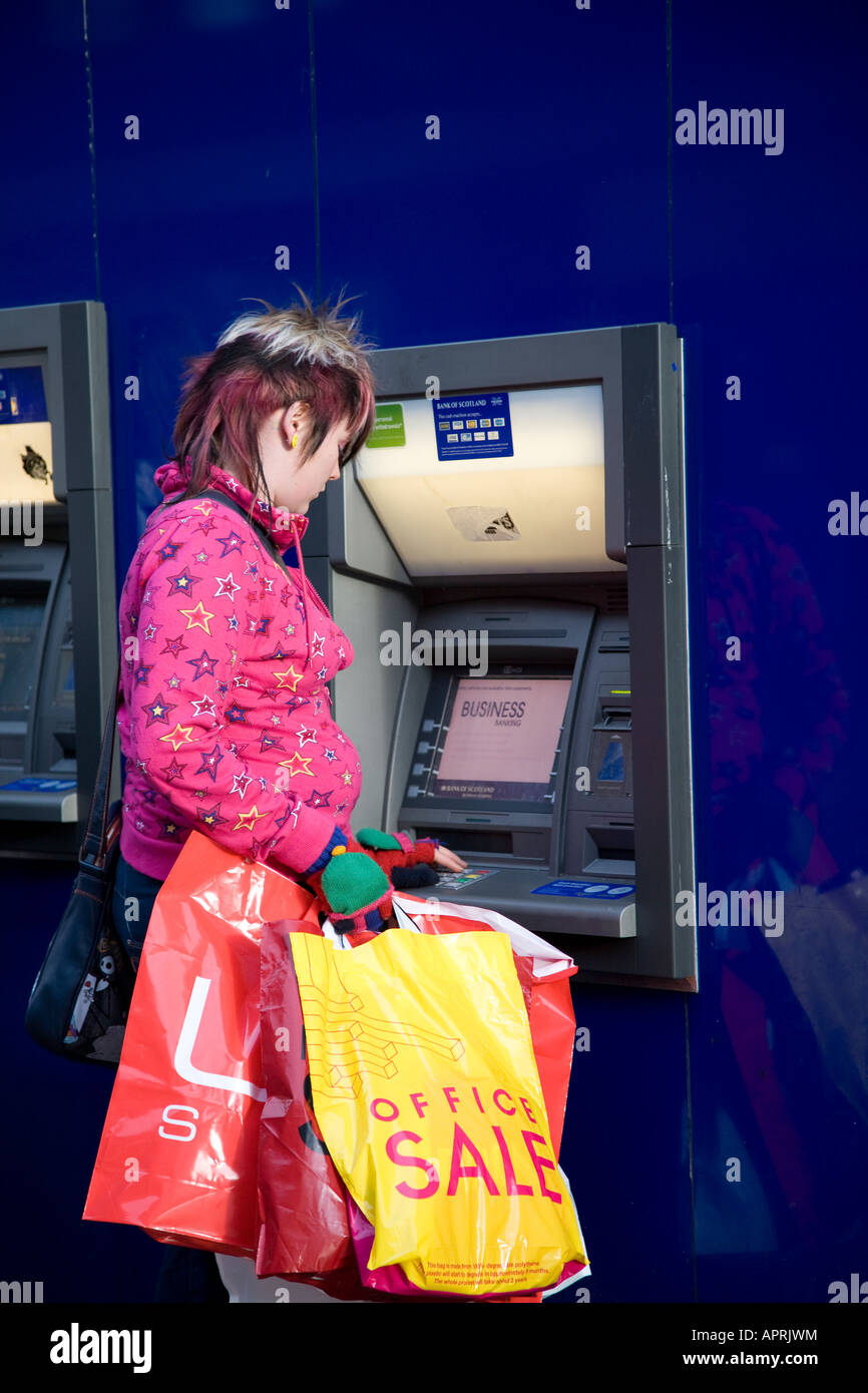 Les retraits d' Retirer de l'argent de Cash Machine  Le commerce de détail et de dépenses les soldes de janvier, Dundee, Ecosse, Royaume-Uni, Tayside Banque D'Images