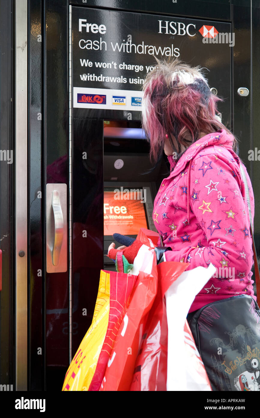 Les retraits d' Retirer de l'argent de Cash Machine  Le commerce de détail et de dépenses les soldes de janvier, Dundee, Ecosse, Royaume-Uni, Tayside Banque D'Images