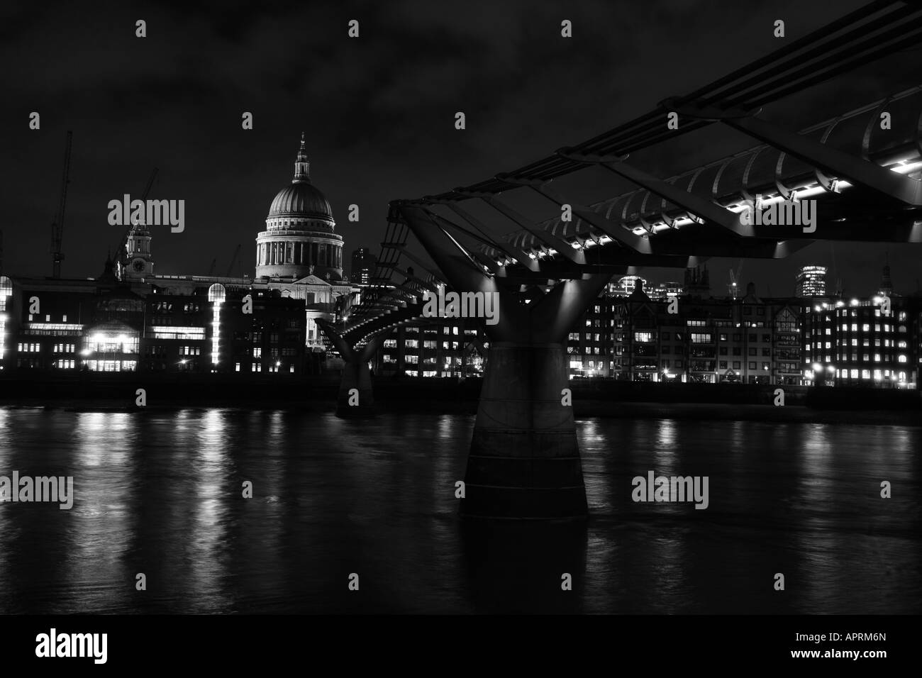 Millennium Bridge et Cathédrale St Paul, à Londres Banque D'Images