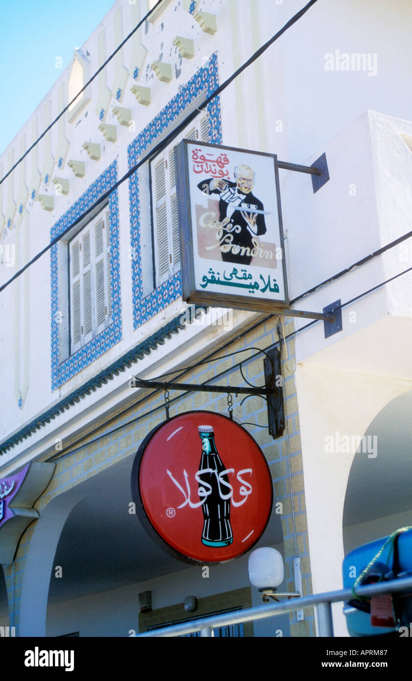 Le café et le coca-cola signes sur bar en écriture Arabe Afrique Tunisie Banque D'Images