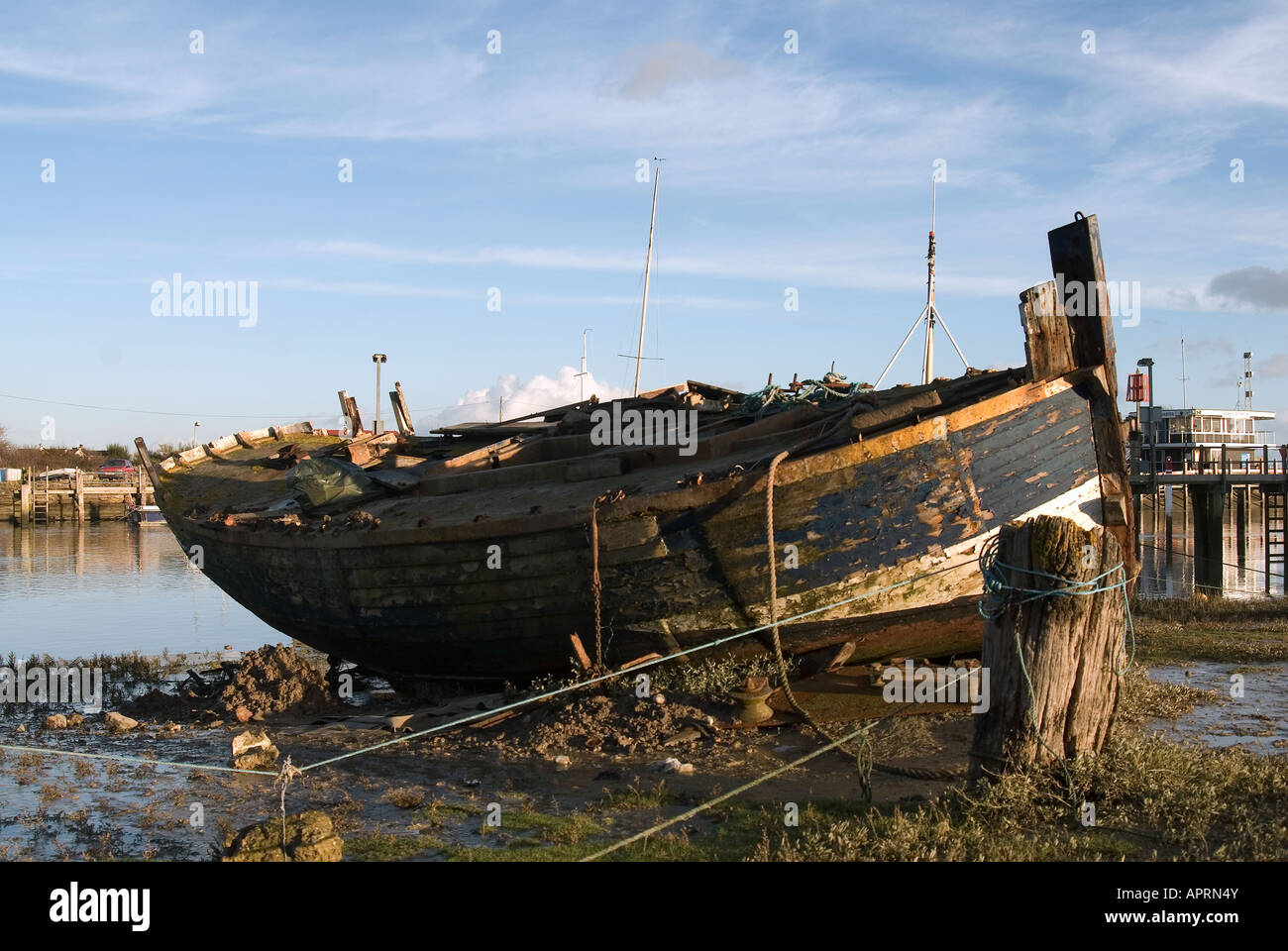Vieux bateau avec la peinture écaillée sur elle mored sur les rives du port Banque D'Images