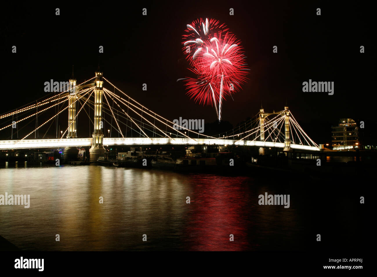 D'artifice Battersea Park vu du pont Albert à Chelsea, Londres Banque D'Images