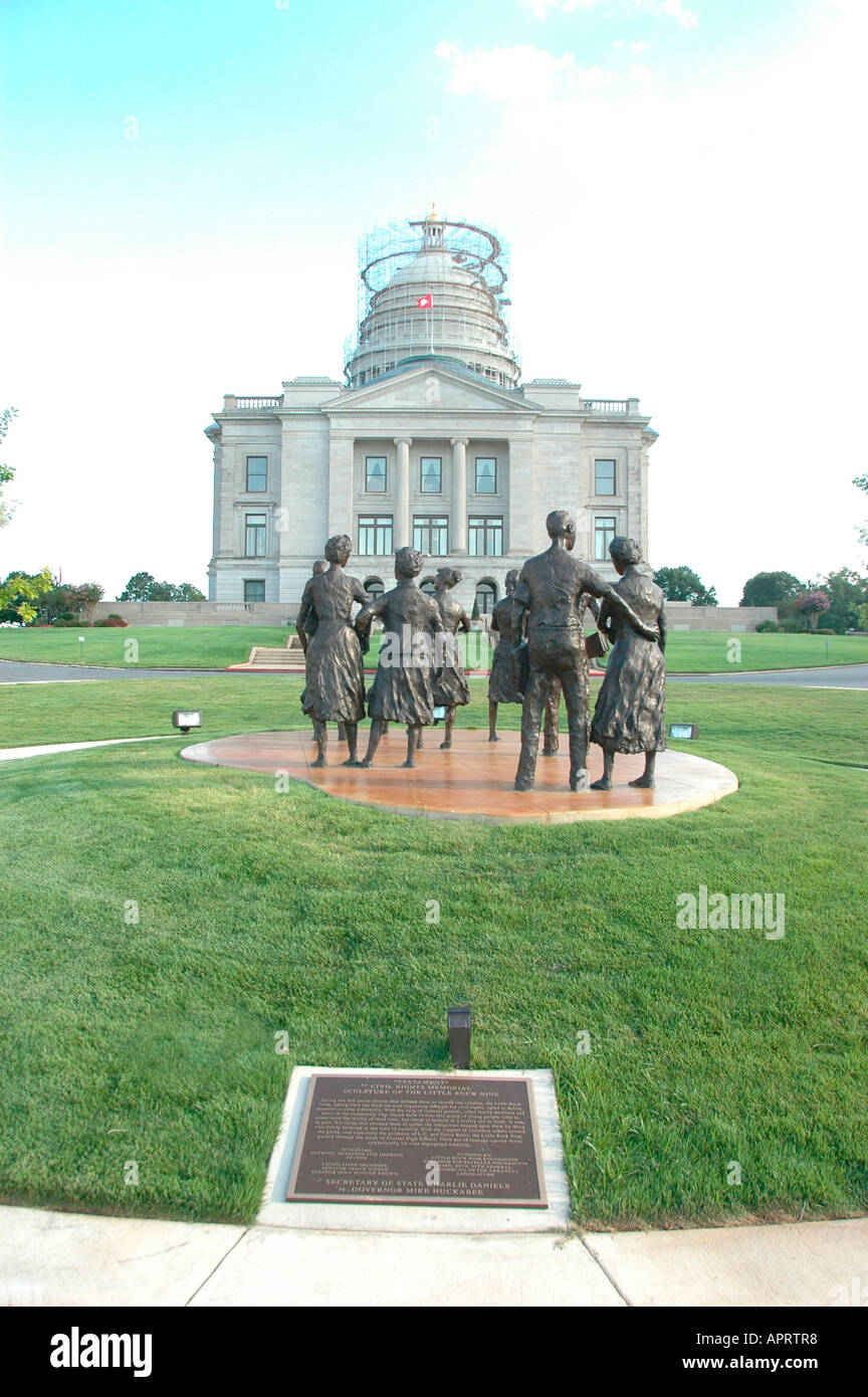 State Capitol à Little Rock Arkansas avec le Little Rock Nine statue témoigne des manifestations éducatives la ségrégation raciale aux Etats-Unis des biais Nord Banque D'Images