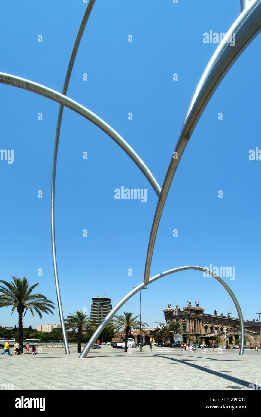 Sculpture tubulaire en acier inoxydable au rond-point et aux intersections de la place les Drassanes, à proximité du port de Barcelone Catalogne Espagne Europe UE Banque D'Images